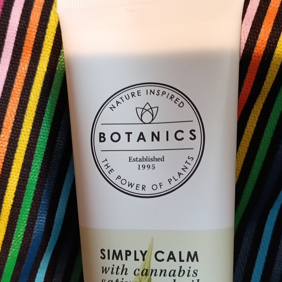 Simply Calm Cleansing Milk minimalist - Picture 3 of 10